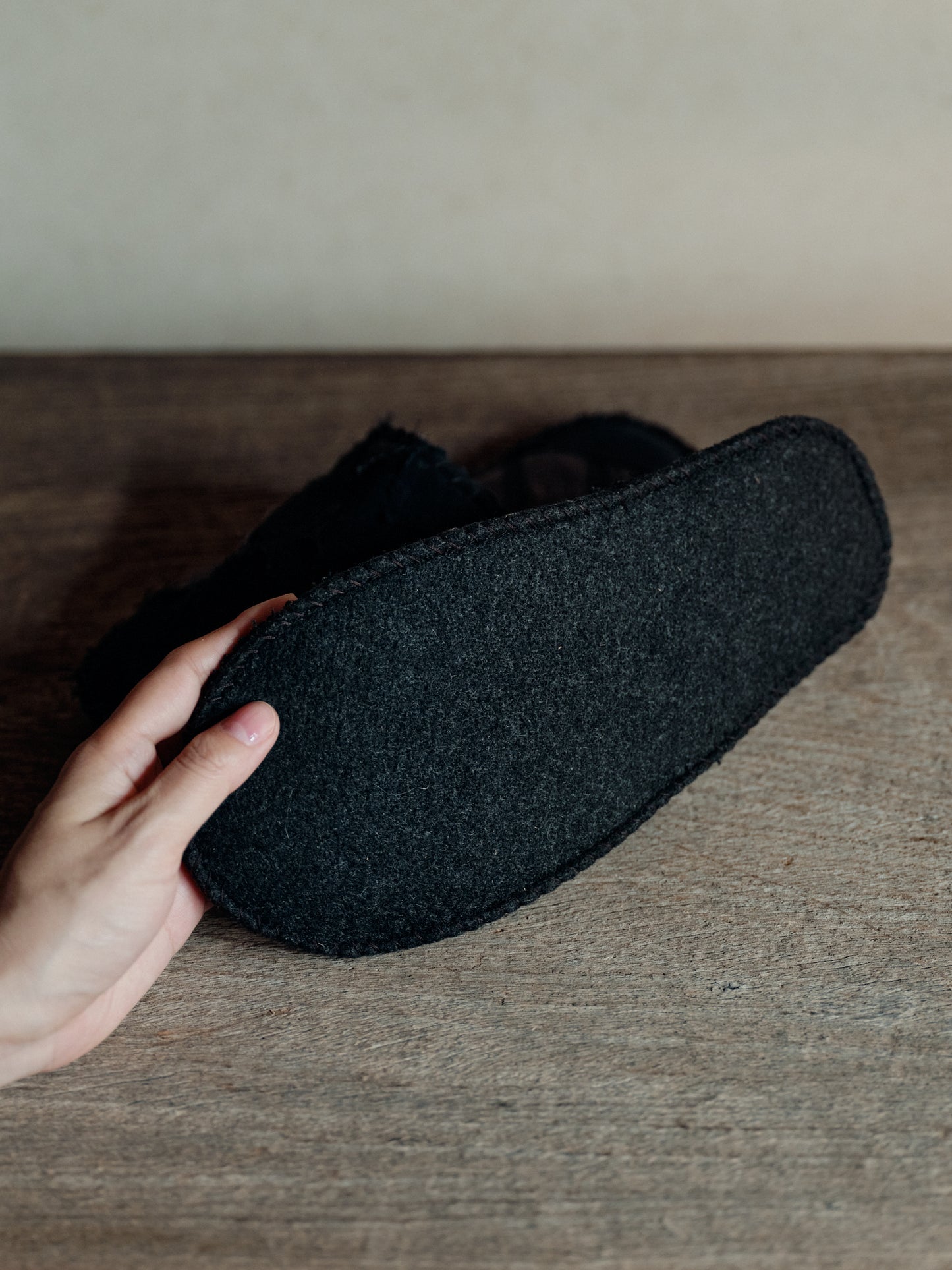 ROGGYKEI | Hagire Slippers L | Black