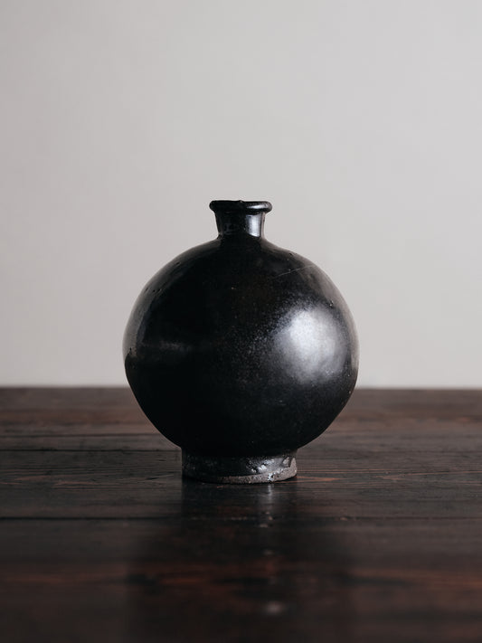 Shigeo Tanaka | Black glazed round bottle vase