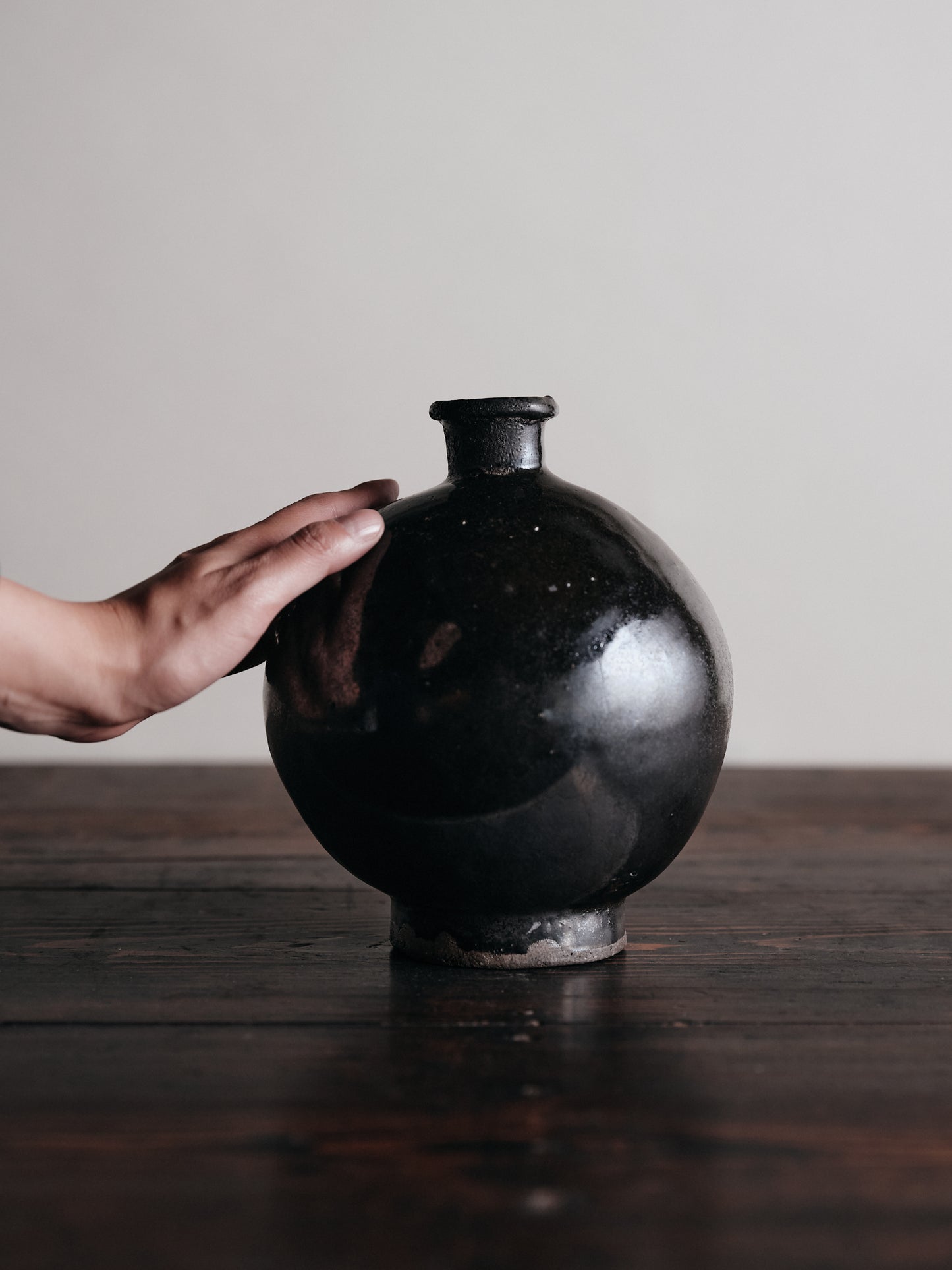 Shigeo Tanaka | Black glazed round bottle vase